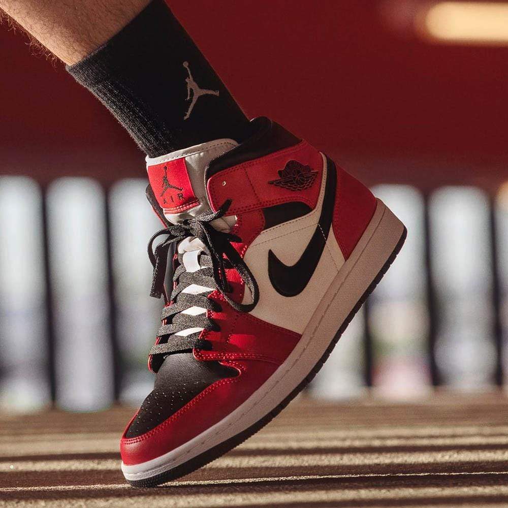 Air Jordan 1 Mid 'Chicago Black Toe' - Image 6