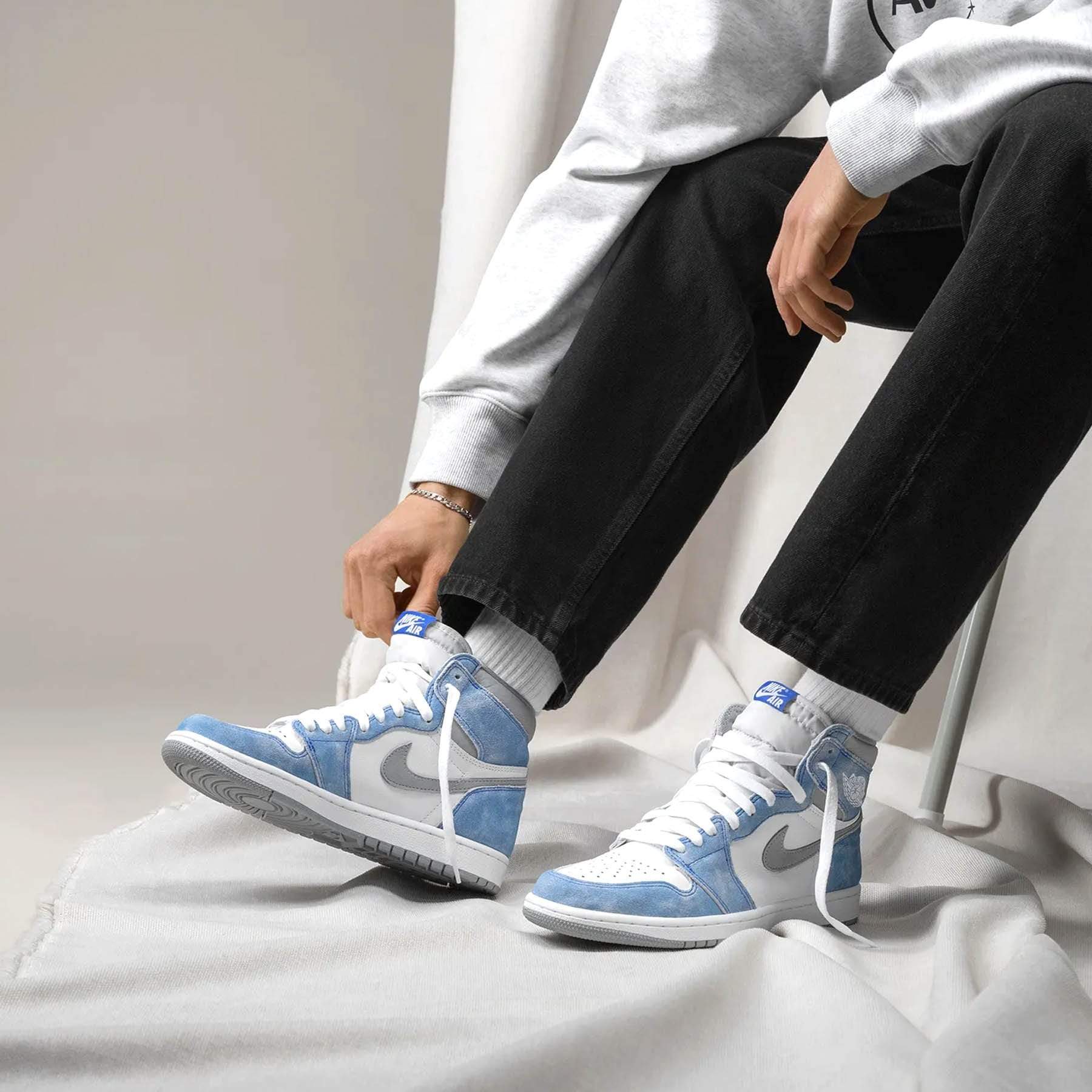 Air Jordan 1 Retro High OG 'Hyper Royal' - Image 7